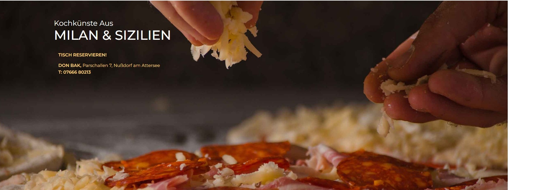 Pizza wird mit Käse belegt