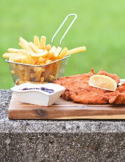 Hühnerschnitzel mit Pommes