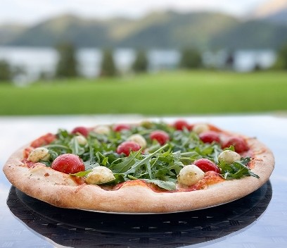 Pizza mit Rucola und Cherrytomaten