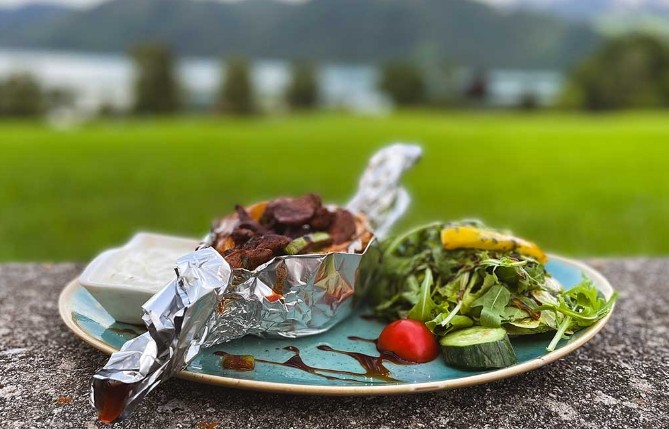 Gegrilltes Fleisch mit Beilagen